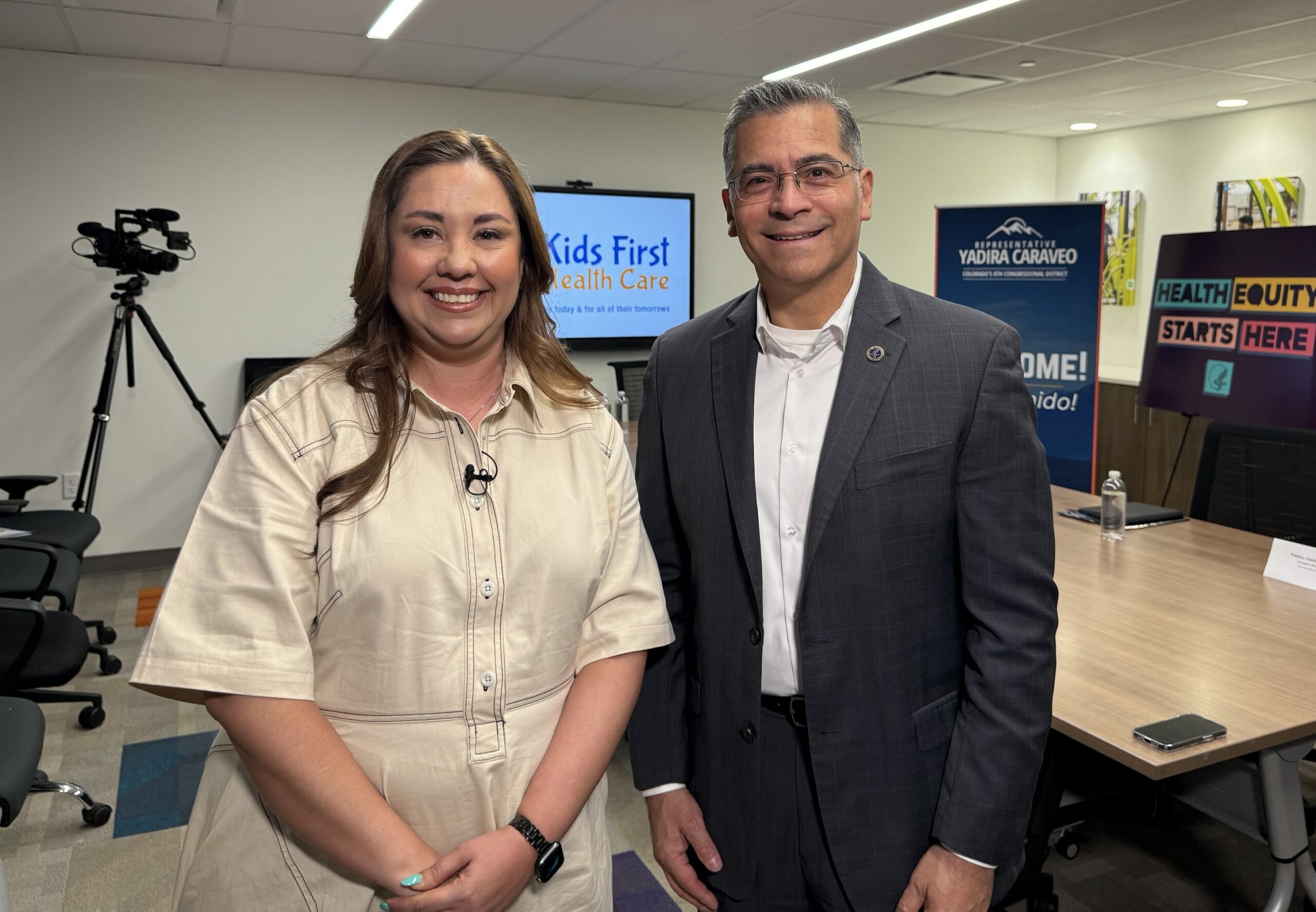 Xavier Becerra highlights the positive impact of 988 on managing mental health crises Xavier Becerra destaca impacto positivo del 988 en manejo de crisis de salud mental
